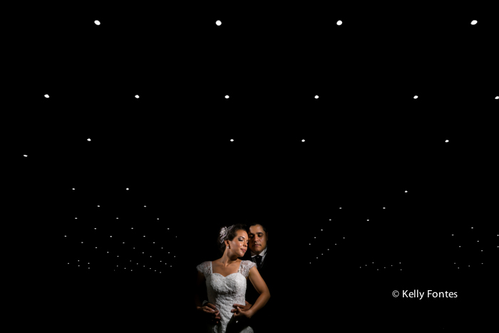 Foto Casamento RJ noivos recem casados fundo preto luzes no teto fotografia arte artistica por kelly fontes