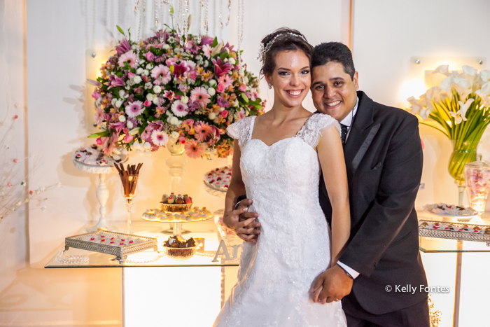 fotos casamento rj mesa do bolo fotografia dos noivos na festa com flores e doces por kelly fontes foto posada capa de revista