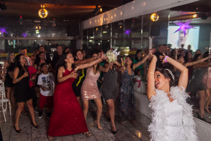 fotos casamento rj noiva jogando o buque por kelly fontes joga o boquet pras amigas solteiras