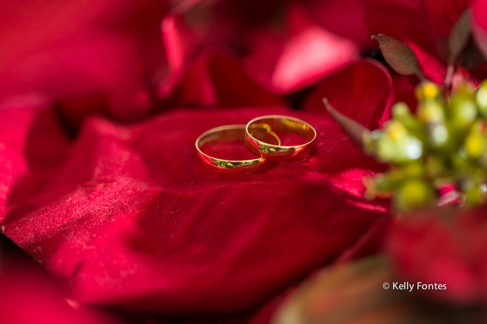 Foto casamento RJ alianças dos noivos aliança na flor vermelha making of da noiva por kelly fontes fotografia