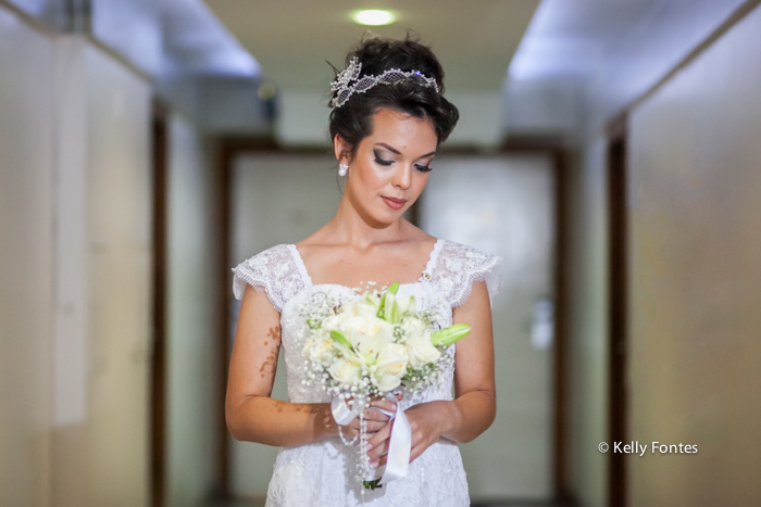 Foto casamento RJ making of da noiva pronta com buque branco por kelly fontes fotografia