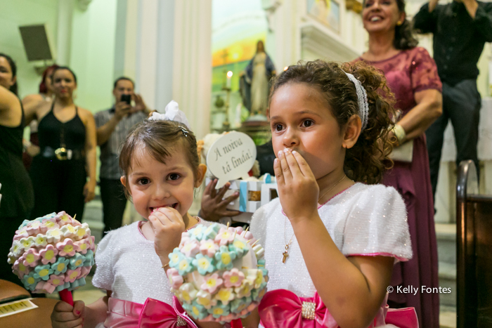 Foto casamento rj daminhas olhando a noiva entrar na Igreja por kelly fontes fotografia