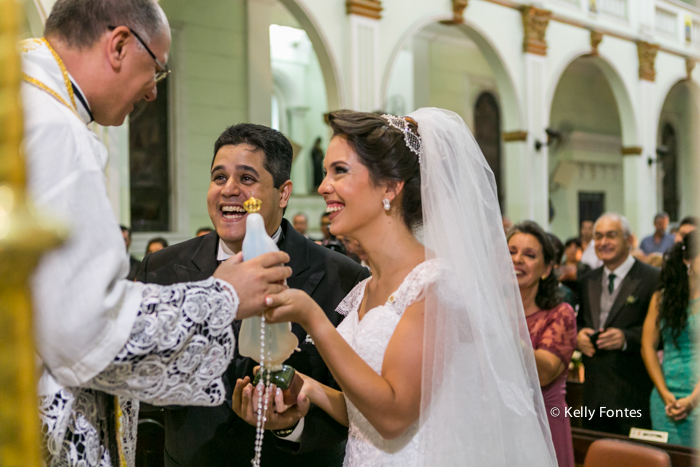 Foto casamento rj noiva e noivo no altar Igreja nossa senhora homenagem do Padre por kelly fontes fotografia