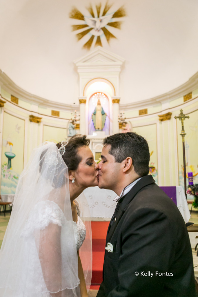 Fotos casamento RJ beijo dos noivos recem casados no altar da Igreja