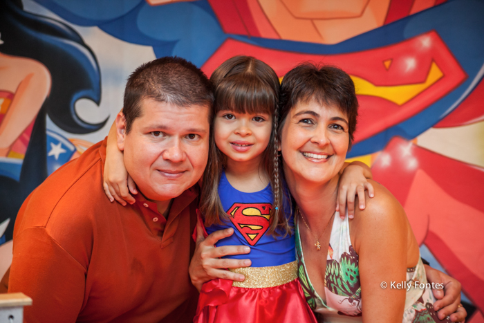 fotos festa infantil rj - bolo mulher maravilha super heróisa pai e mãe com a menina Luisa família