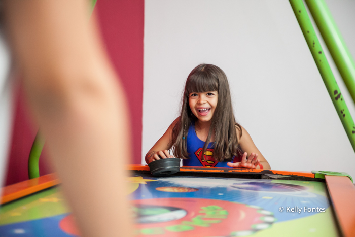 fotos festa infantil rj - bolo mulher maravilha super heróis menina Luisa sorrindo e se divertindo no brinquedo Balangandã Casa de Festas