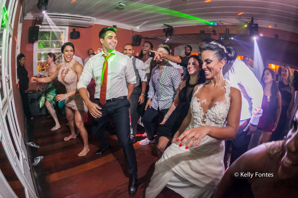 Fotografia festa de Casamento RJ pista de dança com os noivos e gracyane barbosa dancando