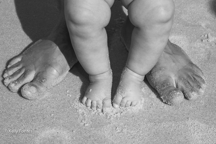 Fotografia de Família RJ na praia com Pietro por Kelly Fontes fotógrafa