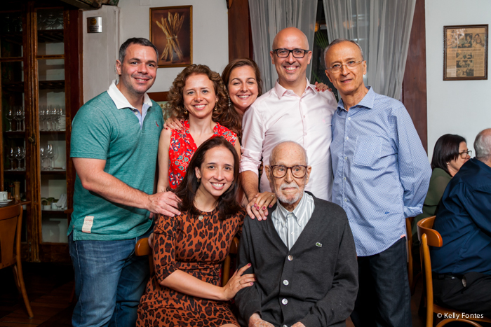 fotografia festa 100 anos rj centenario patriarca com filhos e netos famíila foto aniversário parabéns