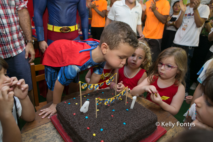 Fotografia festa infantil rj Elisa e Heitor Espaço Aldeia Barra da Tijuca bolo super homem