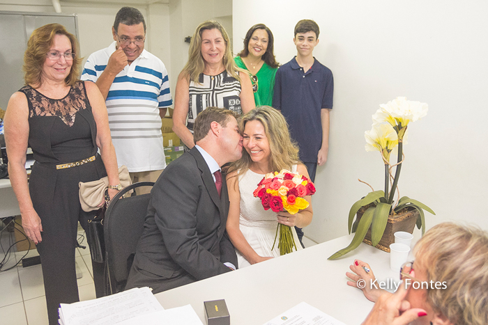 Foto de casamento RJ Cartório Downtown Barra da Tijuca com a juiza de paz