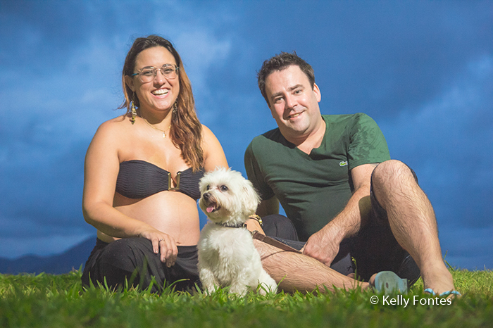 book gestante com o cachorro da família no ensaio de fotos por Kelly Fontes Fotografia