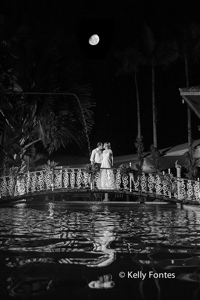 Fotografia Casamento RJ Ensaio dos noivos sob a luz da lua beijos noivos luar por Kelly Fontes