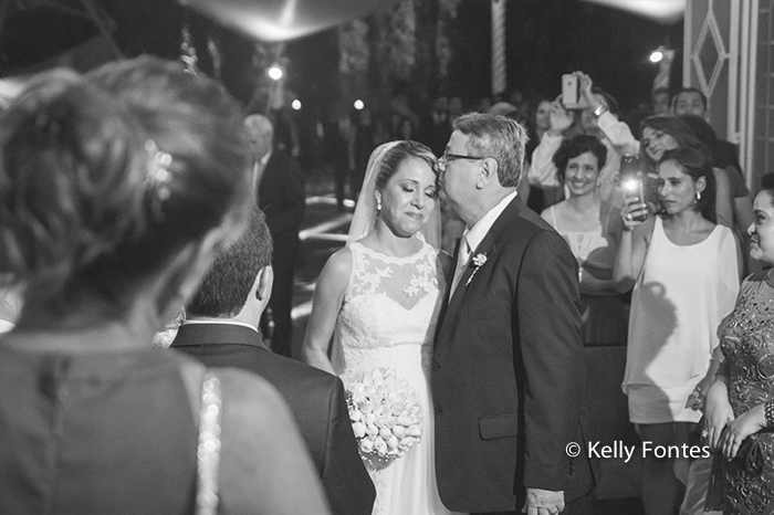 Fotos Casamento RJ cerimonia beijo do pai na noiva Adriana por Kelly Fontes Fotografia