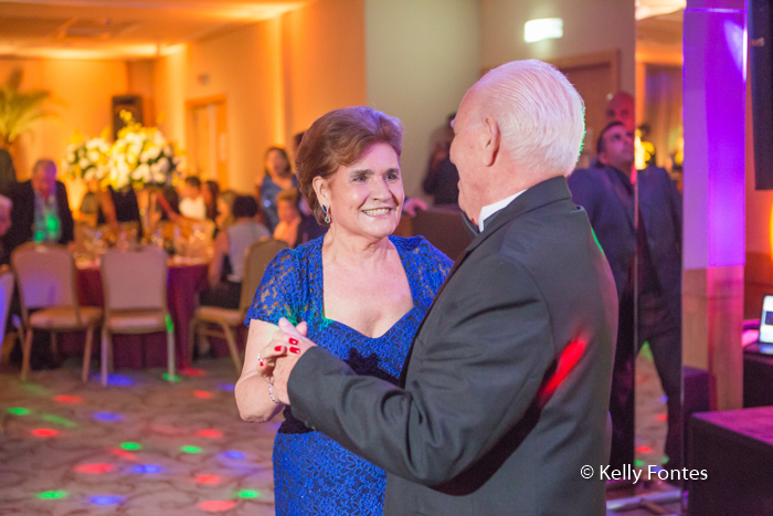 fotografia-festa-aniversario-RJ-80-anos-José-Windsor-Copacabana-casal-dança-por-Kelly-Fontes