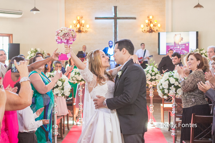 Fotografia Casamento RJ os noivos recém casados Igreja Jardim das Orações por Kelly Fontes Santa Teresa