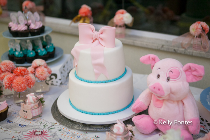 Foto cha de bebe RJ bolo branco com laço cor de rosa tema porquinho porquinha rosa