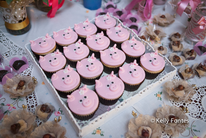 Foto cha de bebe RJ decoração mesa do bolo cor de rosa tema porquinho cupcake porquinha rosa fralda