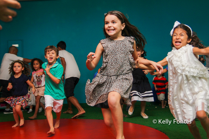 Fotografia festa infantil RJ - Os Vingadores e Frozen - Foto de criança correndo, Na Moitta Itanhangá RJ