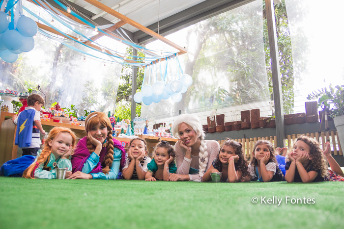 Fotografia festa infantil RJ - Os Vingadores e Frozen - Foto de criança deitada no chão, Na Moitta Itanhangá RJ