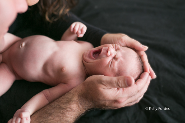 Foto Newborn RJ bebe recem-nascido por Kelly Fontes fotografia baby bocejando familia
