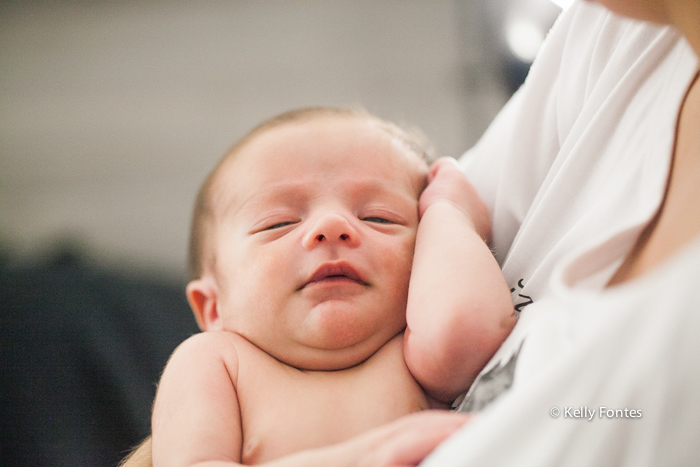 Foto Newborn RJ bebe recem-nascido por Kelly Fontes fotografia baby dormindo no colo da mae familia