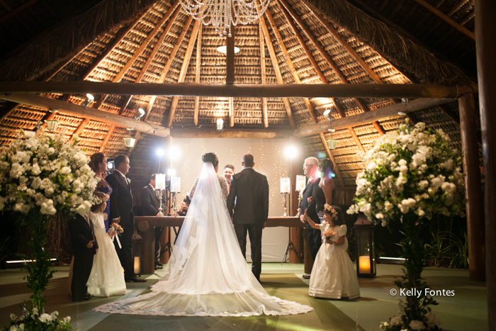 Fotografia Casamento RJ foto cerimonia religiosa altar com padre e familia por Kelly Fontes