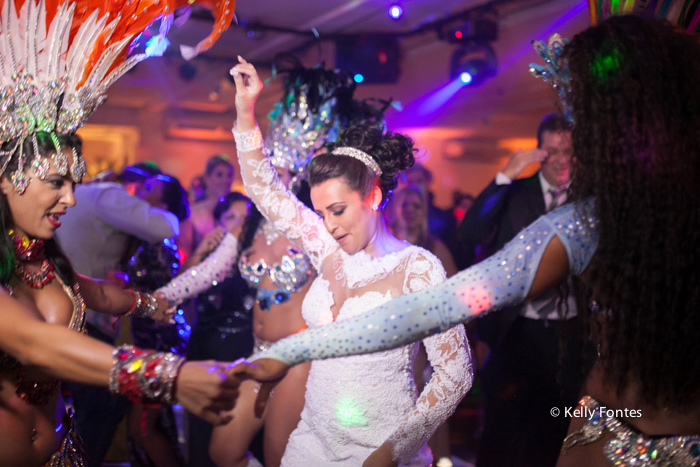 Fotografia Casamento RJ foto dança dos noivos na festa com escola de samba e mulatas sambando por Kelly Fontes