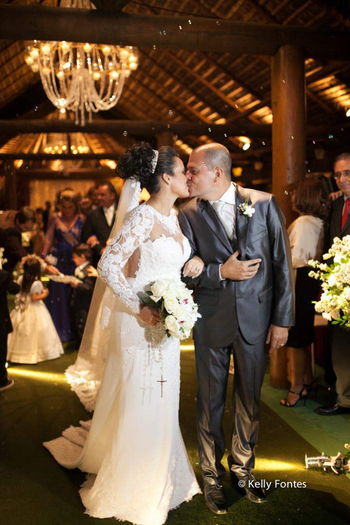 Fotografia Casamento RJ foto beijo dos noivos depois da cerimonia religiosa por Kelly Fontes