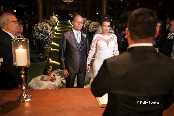 Fotografia Casamento RJ foto cerimonia religiosa altar com padre de dama por Kelly Fontes