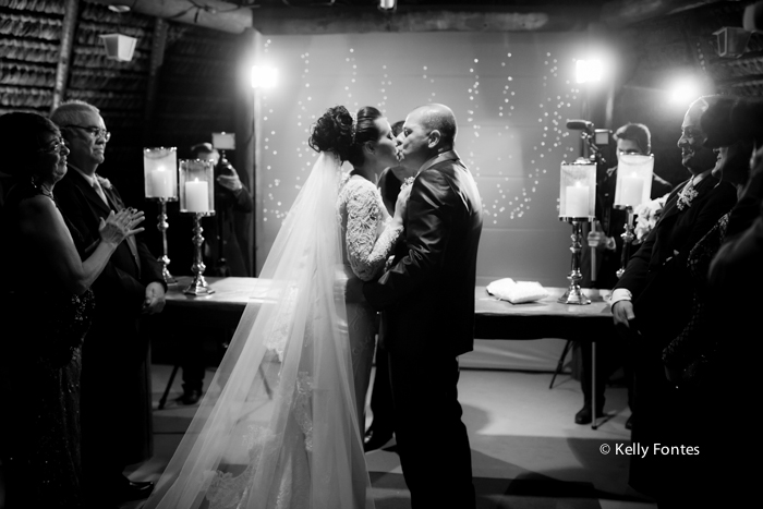 Fotografia Casamento RJ foto beijo dos noivos cerimonia religiosa altar com padre por Kelly Fontes