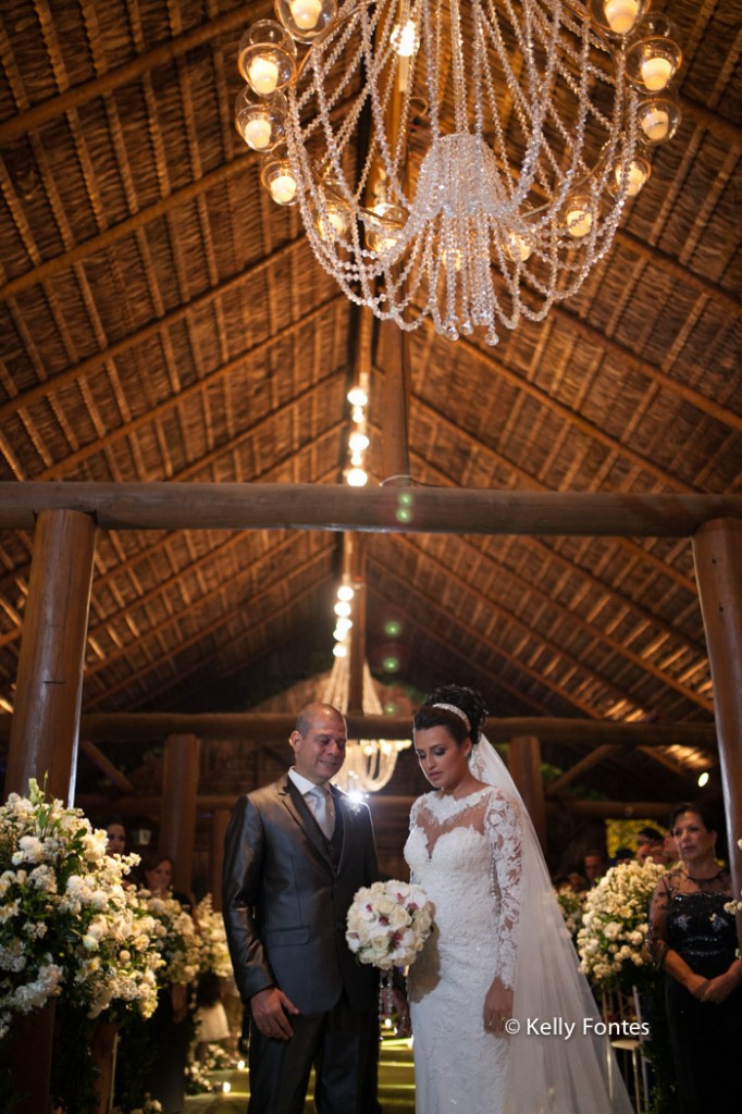 Fotografia Casamento RJ foto dos noivos cerimonia religiosa altar com padre por Kelly Fontes