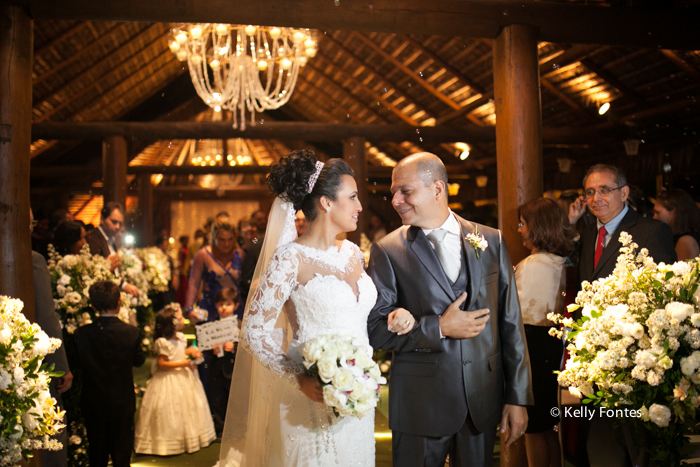 Fotografia Casamento RJ foto saida dos noivos cerimonia religiosa altar daminha por Kelly Fontes