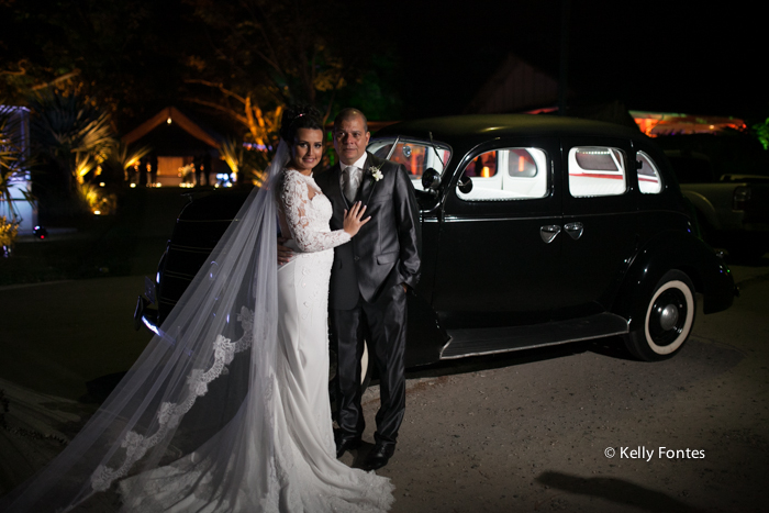 Fotografia Casamento RJ foto beijo ensaio dos noivos no carro apos a cerimonia religiosa por Kelly Fontes