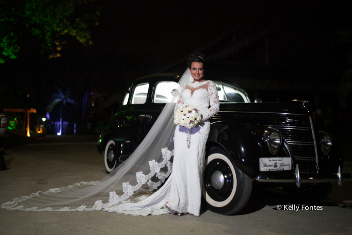 Fotografia Casamento RJ vestido de noiva buque foto no carro por Kelly Fontes