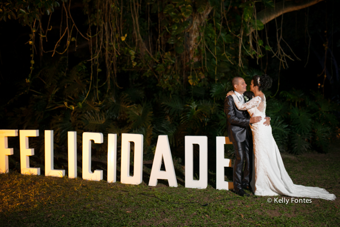 Fotografia Casamento RJ foto beijo ensaio dos noivos apos a cerimonia religiosa por Kelly Fontes