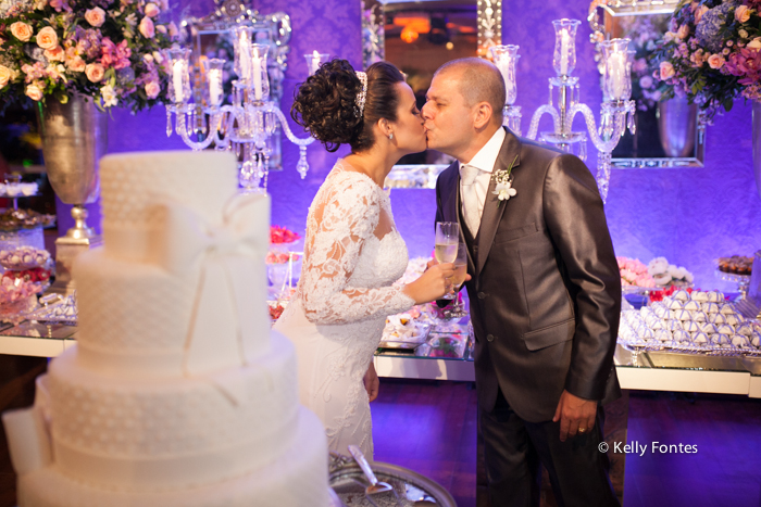 Fotografia Casamento RJ foto beijo ensaio dos noivos beijo na festa mesa do bolo brinde por Kelly Fontes