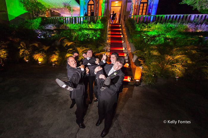 Fotografia Casamento RJ padrinhos com o noivo no colo jogando pro alto Igreja Nossa Senhora das Gracas Capela Botafogo por Kelly Fontesv