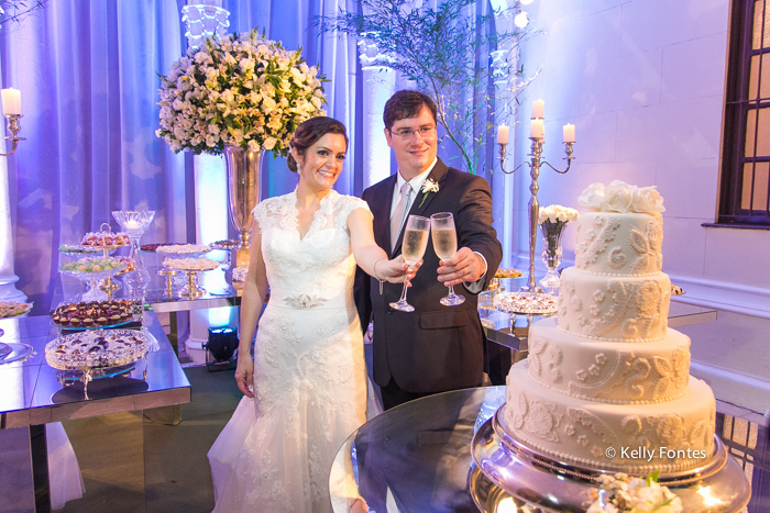 Fotografia Casamento RJ brinde dos noivos na mesa do bolo Igreja Nossa Senhora das Gracas Capela Botafogo por Kelly Fontes