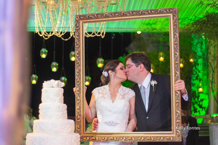 Fotografia Casamento RJ noivos na moldura de quadro Igreja Nossa Senhora das Gracas Capela Botafogo por Kelly Fontes