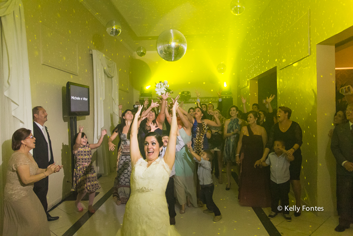 Fotografia Casamento RJ noiva jogando buque na pista de dança Igreja Nossa Senhora das Gracas Capela Botafogo por Kelly Fontes