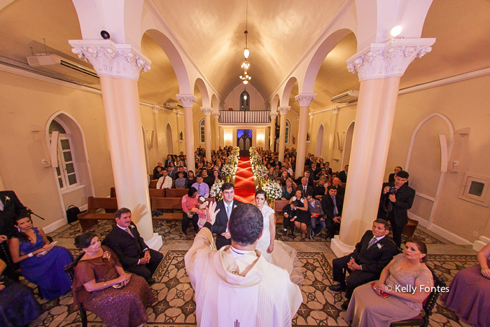 Fotografia Casamento RJ noivos e padre Igreja Nossa Senhora das Gracas Capela Botafogo por Kelly Fontes
