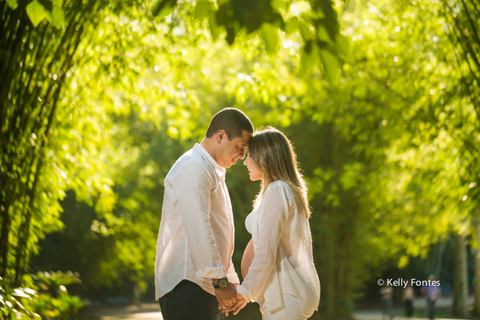 fotos gestante RJ Jardim Botanico book gravida Jana no parque com marido de mãos dadas