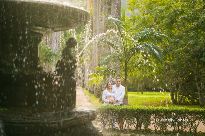 fotos gestante RJ Jardim Botanico book gravida Jana parque no chafariz com marido