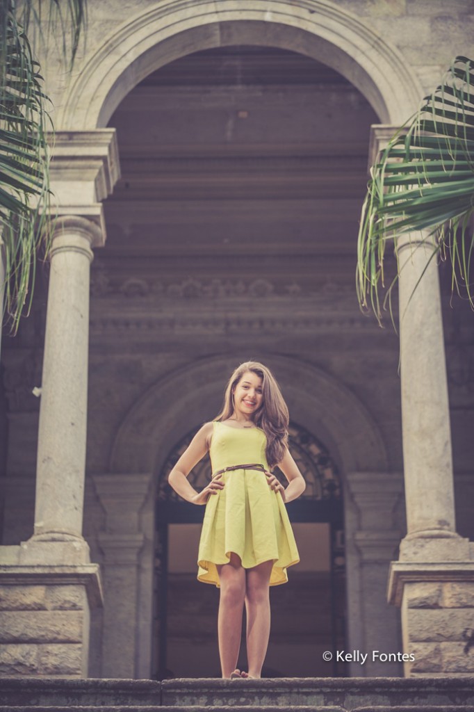 Book 15 anos RJ fotografia debutante no Parque Lage vestido amarelo por fotografo Kelly Fontes