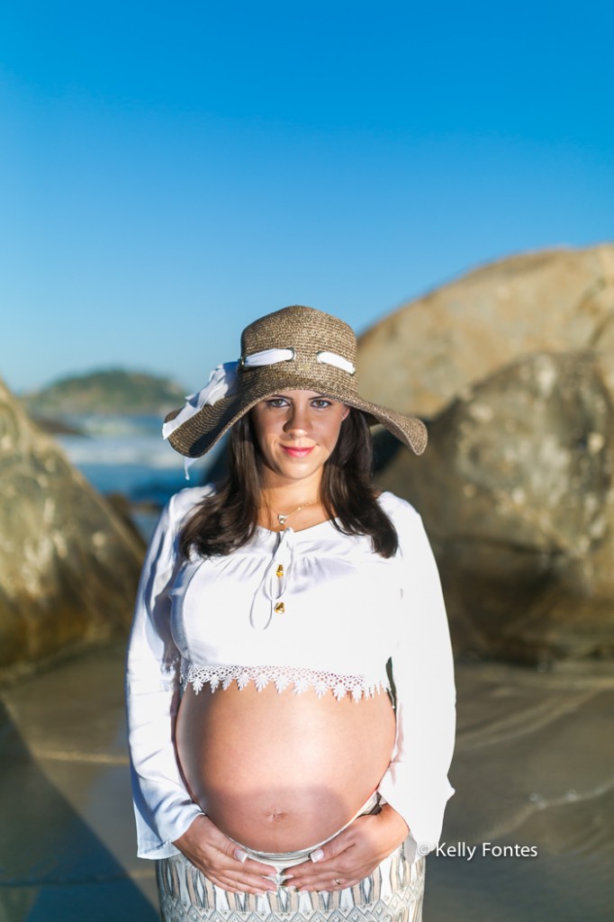 book gestante rj fotos gravida de chapeu na praia mar orla rio de janeiro por Kelly Fontes