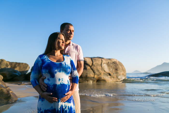 book gestante rj fotos gravida com marido na praia mar orla rio de janeiro por Kelly Fontes