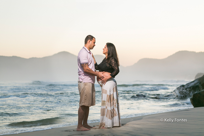 book gestante rj fotos gravida na praia com marido mar rio de janeiro por Kelly Fontes