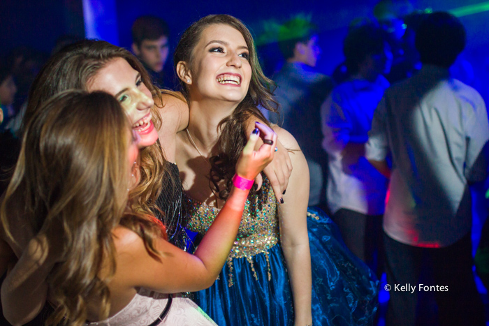 Fotos festa de 15 anos RJ pista de dança com amigas fotografia debutante Book por Kelly Fontes