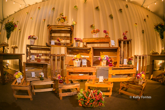 Fotografia decoracao Casamento RJ mesa convidados dia ar livre sitio topo de bolo pombos por Kelly Fontes mesa bolo doces